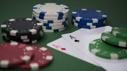 Stolní hry inspirované kasinem: od pokeru a blackjacku až po ruletu v krabici