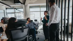 Kdy se firmám vyplatí outsourcing marketingu a kdy je lepší mít svůj tým?