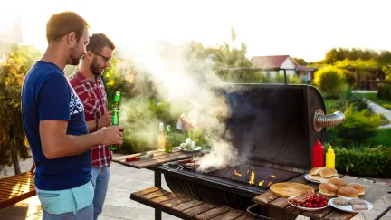 Za kouř z grilu tvrdá pokuta. Přijde zákaz oblíbené letní zábavy i k nám?