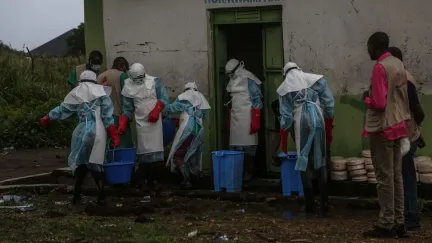 Mladíci v Kongu zapálili centrum pro léčbu eboly, strach a vztek v zemi sílí