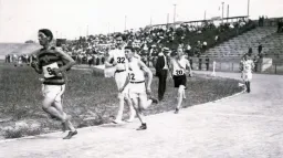 Nejbizarnější závod historie: Vítěz olympijského maratonu jel část trasy autem, dalšímu podali jed