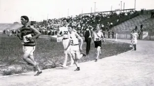 Nejbizarnější závod historie: Vítěz olympijského maratonu jel část trasy autem, dalšímu podali jed