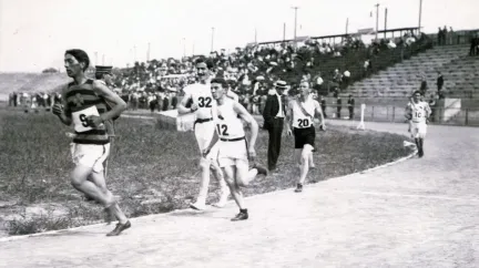 Nejbizarnější závod historie: Vítěz olympijského maratonu jel část trasy autem, dalšímu podali jed