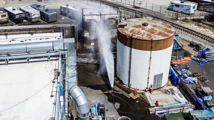 Kalifornie se snaží zabránit výbuchu nádrže s unikající nebezpečnou chemikálií
