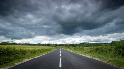 Ženou se bouře. O víkendu ale přijde další zlom, hlásí meteorologové