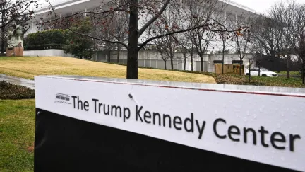 Trump přidal své jméno na Kennedyho centrum nezákonně, rozhodl soud