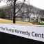 Trump přidal své jméno na Kennedyho centrum nezákonně, rozhodl soud