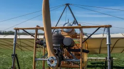 Tisíce lidí míří na Aviatickou pouť, doprava u hradeckého letiště vázne