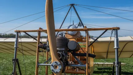 Tisíce lidí míří na Aviatickou pouť, doprava u hradeckého letiště vázne