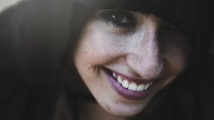 Usmívá se na vás, ale uvnitř vás nemůže vystát? Skrytou zmiji prozradí nenápadné signály