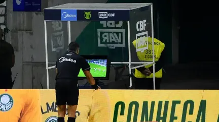 Videorozhodčí na fotbalovém MS bude vyhodnocovat ofsajdy přímo během hry