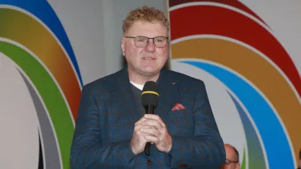 Česká televize by po snížení rozpočtu o miliardu musela propustit 300 až 500 lidí, řekl Fridrich