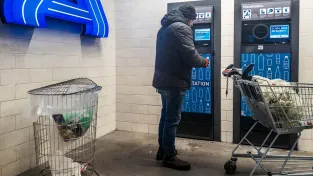 Německý důchodce nahlásil příjem ze sběru lahví a úřady mu snížily podporu