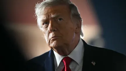 Trump označil odvetné údery na Írán za helikoptéru jako silné a mohutné