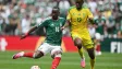 Mexičtí fotbalisté porazili Jihoafričany 2:0, premiéra MS přinesla tři vyloučené