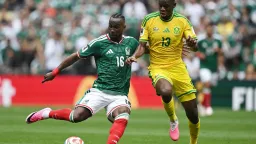 Mexičtí fotbalisté porazili Jihoafričany 2:0, premiéra MS přinesla tři vyloučené