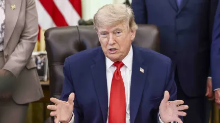 Trump: Podpis dohody s Íránem je naplánován na neděli, okamžitě se otevře Hormuz