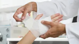 Konec zbytečných antibiotik? Vědci vytvořili obvaz, který sám pozná infekci