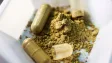 Nenápadný zelený prášek, který si získal Čechy. Lékaři varují před riziky kratomu