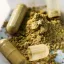 Nenápadný zelený prášek, který si získal Čechy. Lékaři varují před riziky kratomu