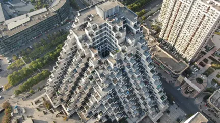 Tohle není sci-fi. V Číně postavili bytový dům, který vypadá jako obří pyramida