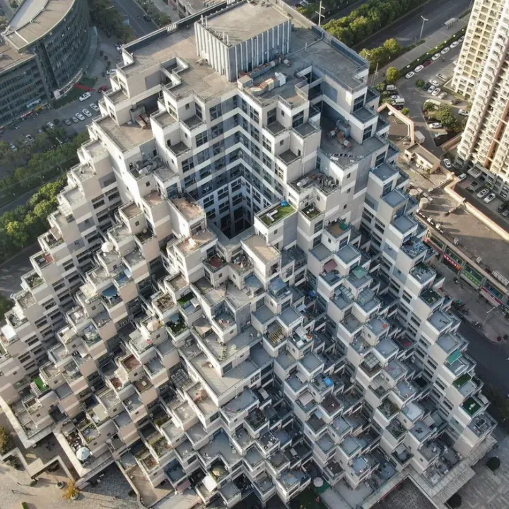 Tohle není sci-fi. V Číně postavili bytový dům, který vypadá jako obří pyramida