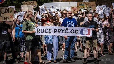 Několik tisíc lidí se v průvodu na podporu veřejnoprávních médií vydalo k ČT