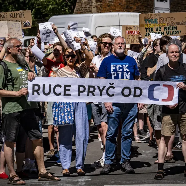 Několik tisíc lidí se v průvodu na podporu veřejnoprávních médií vydalo k ČT