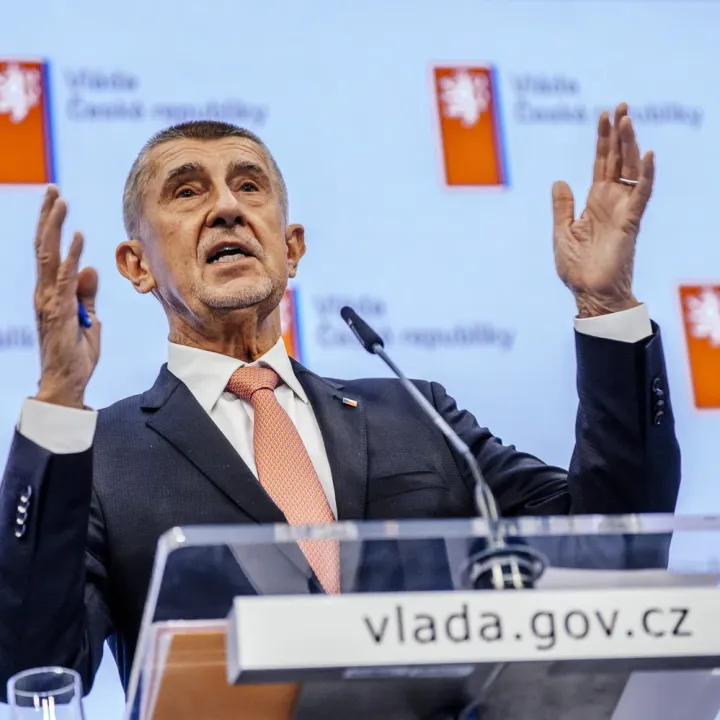 Vláda by měla stanovit, kdo pojede na summit NATO, probere i veřejné finance