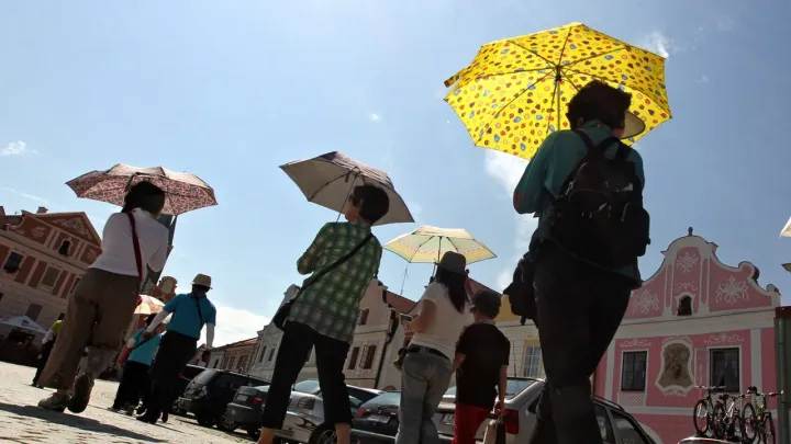 Peklo pokračuje. Meteorologové zpřísnili výstrahy, možná se blíží i čtyřicítky