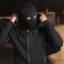 Zloděj spolkl náušnice za 17 milionů. Policie na ně musela marně čekat u toaletní mísy
