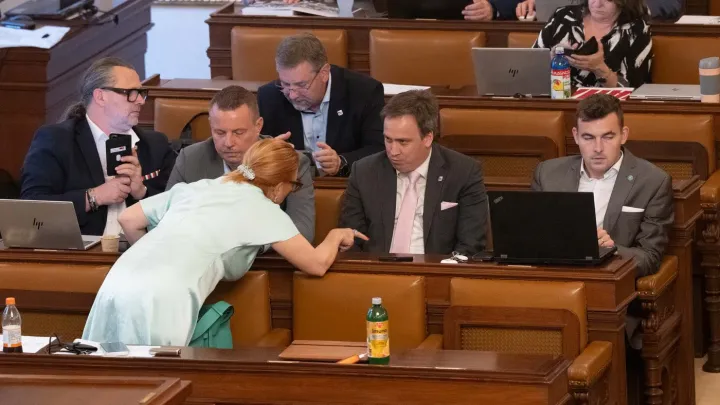 Poslanci sestavovali program schůze 8,5 hodiny, ze zákonů neprojednali žádný