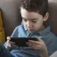 Experti: Malé děti on-line sledují nesmyslná videa, ty starší je zveřejňují