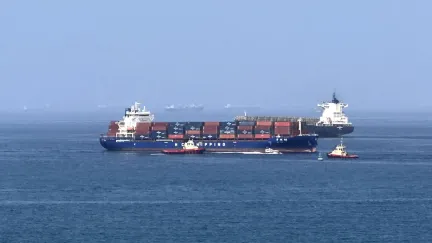Blízkovýchodní producenti navzdory útokům na lodě pokračují ve vývozu ropy a LNG