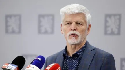 Pavel: Postoj vlády k účasti prezidenta na summitu je v rozporu s opatřením ÚS