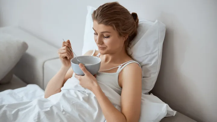 Dejte si pár lžic hodinu před spaním. Zrychlí noční metabolismus a zažene chuť na sladké