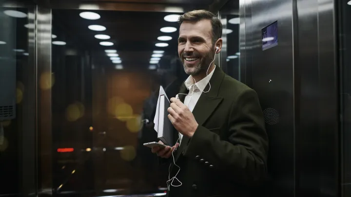 Proč mají výtahy obří zrcadlo ? Nejde o to, abyste se upravovali, ale o geniální psychologický trik