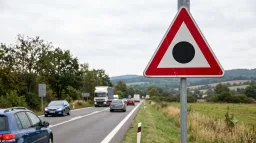 Záhadný černý puntík na dopravní značce: Mate řidiče, přitom se jedná o zásadní varování