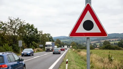Záhadný černý puntík na dopravní značce: Mate řidiče, přitom se jedná o zásadní varování