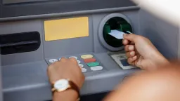 Má bankomat opravdu tajné nouzové tlačítko? Většina lidí mačká červené tlačítko špatně a zbytečně riskuje