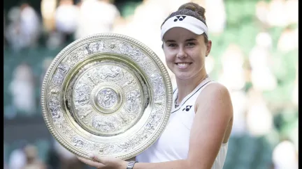 Nosková si po triumfu ve Wimbledonu zatančila na bálu šampionů se Sinnerem