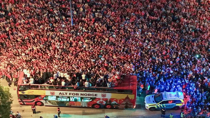 Norské fotbalisty po návratu z úspěšného MS vítaly davy fanoušků a přijal je král
