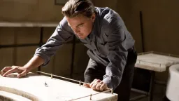 Christopher Nolan po 16 letech konečně vysvětlil konec Počátku. Fanoušci celou dobu řešili špatnou otázku