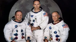 Astronautům hrozilo, že zůstanou na Měsíci. Zachránil je nečekaný předmět. Teď šel do dražby.
