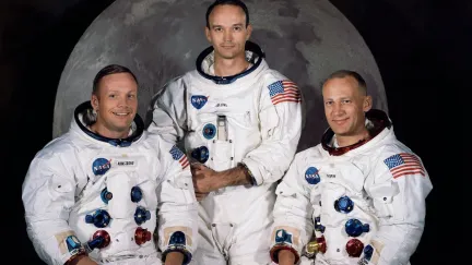 Astronautům hrozilo, že zůstanou na Měsíci. Zachránil je nečekaný předmět. Teď šel do dražby.