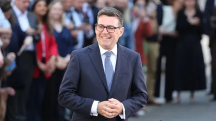 Britský král pověřil Burnhama sestavením vlády, Británie tak má nového premiéra