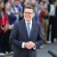 Britský král pověřil Burnhama sestavením vlády, Británie tak má nového premiéra