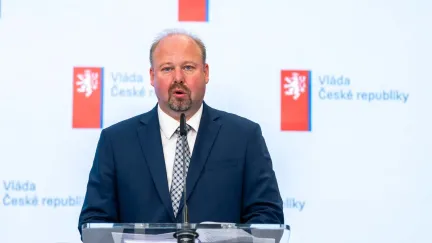 Vláda chce zamítnutí Pavlovy žaloby, opozice kritizuje útok na Ústavní soud