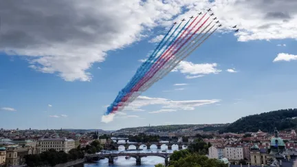 Velitelství pro operace dnes symbolicky změní velení, nad Prahou proletí gripeny