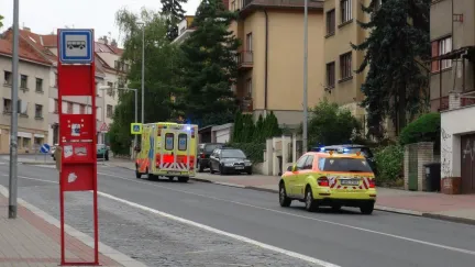 Záchranářům v Praze spadla z nosítek žena, později zemřela